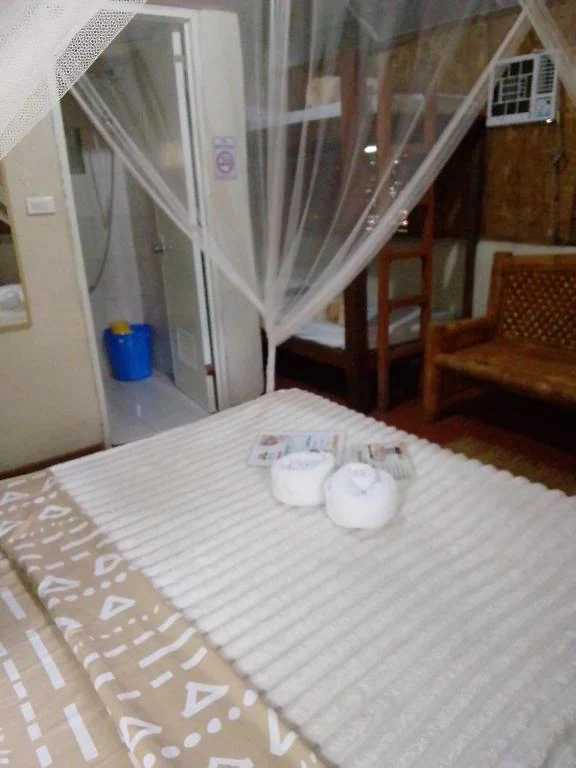 Canopy bed with folded towels — Family Room with Garden View